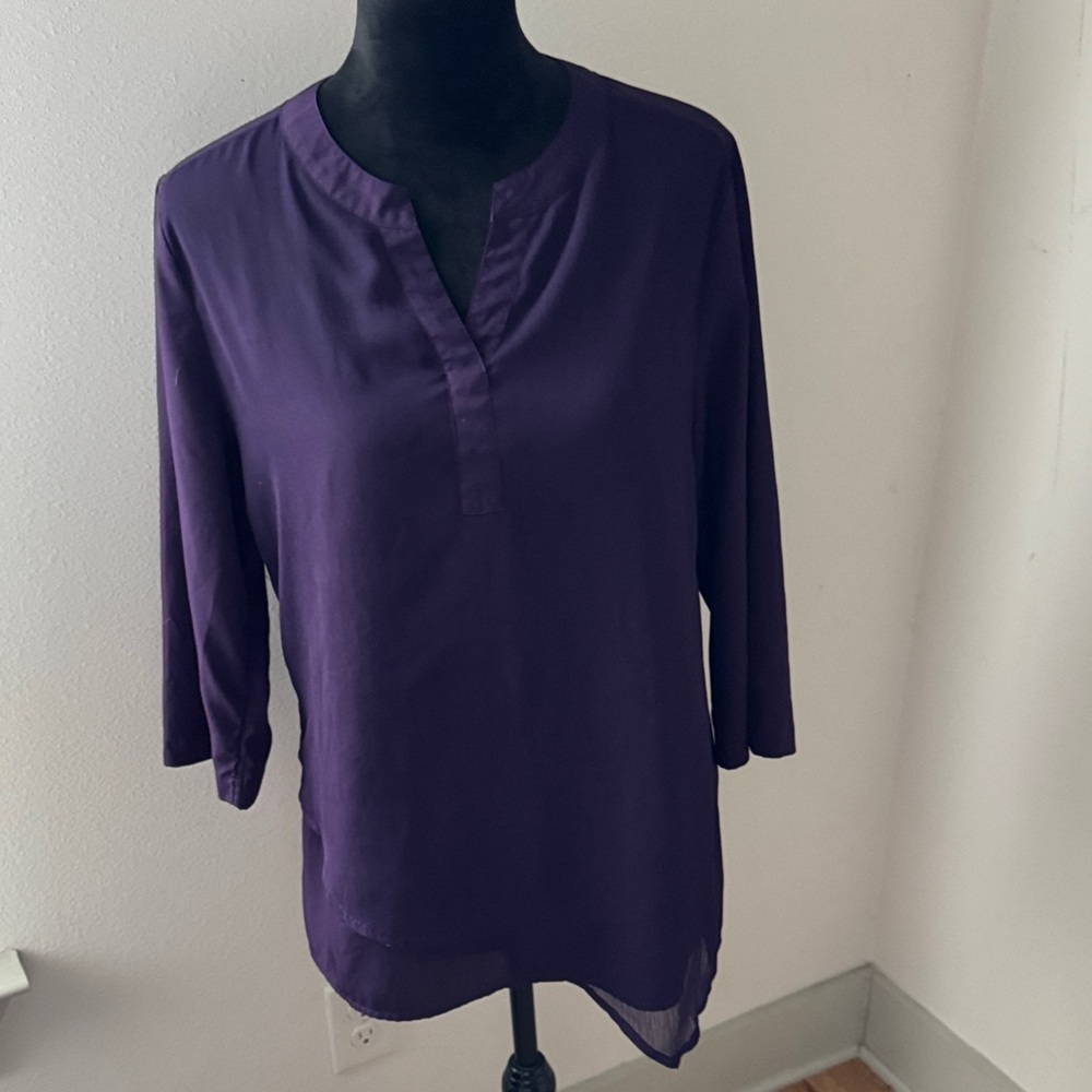 Chico’s v neck polyester chiffon overlay Women's Purple Top 3/4 sleeves Sz M